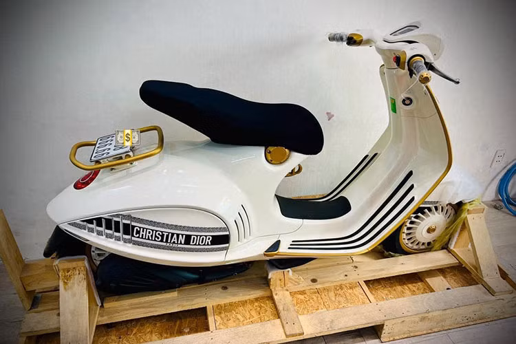 Sau 1 thời gian im ắng, cơn sốt giá xe Vespa 946 Christian Dior tiếp tục xuất hiện và lần này, bị đẩy lên con số không tưởng 3,5 tỷ đồng. Theo quảng cáo của người rao bán thì đây là chiếc Vespa 946 Christian Dior biển ngũ quý 6 ở TP HCM.