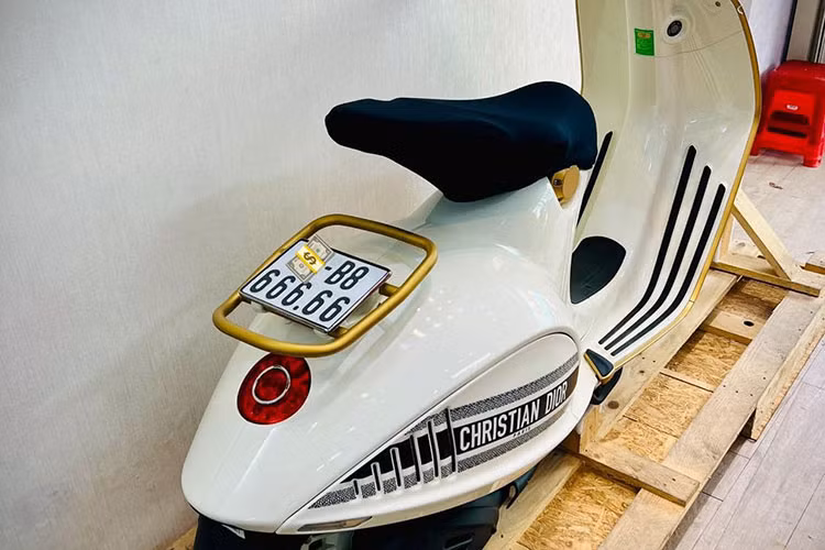 Vespa 946 Christian Dior là phiên bản sản xuất giới hạn khi chỉ có đúng 946 chiếc được sản xuất trên toàn thế giới và thị trường Việt Nam chỉ được cung cấp 33 xe theo diện chính hãng. Ngoài ra, đã có trên 6 xe Vespa 946 Christian Dior được nhập khẩu từ Mỹ về nước theo diện không chính hãng với điểm khác biệt nhiều nhất là xe có thêm xi-nhan rời và động cơ là 155cc.