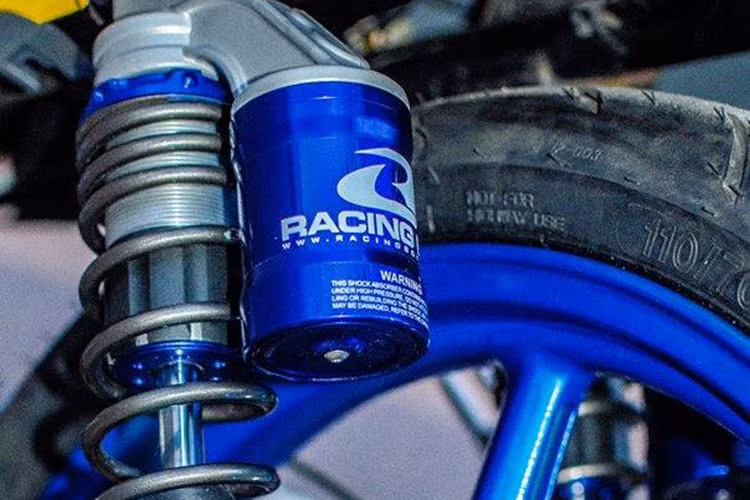 Phuộc sau được làm mới nổi bật với phuộc Racingboy bình dầu của hãng độ chuyên dành cho xe cỡ nhỏ tại Thái Lan.