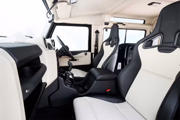 Bên trong mẫu xe này, toàn bộ cabin được bọc da Windsor gồm bảng táp-lô, tấm ốp cửa, ốp trần xe cùng kiểu ghế thể thao Recaro. Nhưng hệ thống thông tin giải trí vẫn giữ phom cổ điển đúng chất của dòng xe địa hình Land Rover khiến cho chiếc xe thêm nét hoài cổ quý phái.