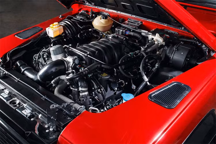 Bên cạnh sức mạnh động cơ đầy mạnh mẽ, Defender Works V8 còn được hỗ trợ an toàn bởi hệ thống phanh nâng cấp, cũng như các lò xo giảm xóc cải tiến, bộ giảm chấn và các thanh chống lật tăng cường, cung cấp cho xe khả năng xử lý tốt hơn trên nhiều loại địa hình.