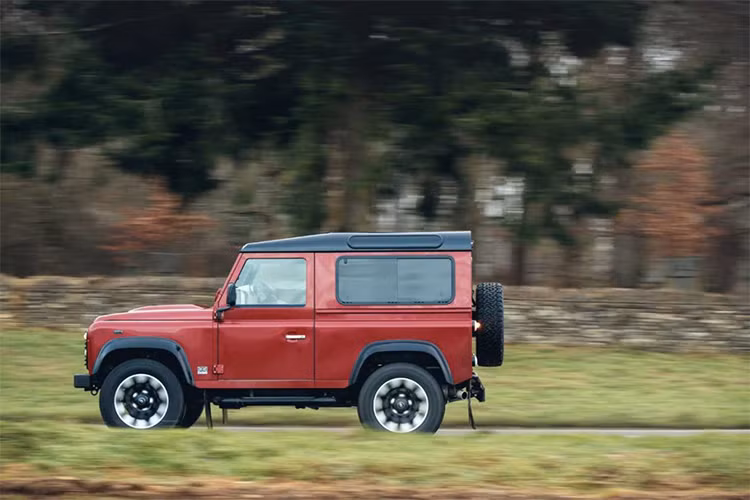 Mẫu xe Defender Works V8 phiên bản đặc biệt này được nhà sản xuất Land Rover cung cấp 8 lựa chọn màu sắc thân xe, trong đó có hai lựa chọn phủ satin, kết hợp với nhiều chi tiết tương phản màu đen Santorini Black như mái xe, các vòm bánh xe và lưới tản nhiệt phía trước.