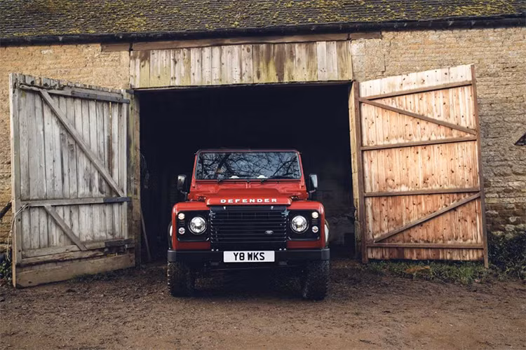 Cuối tháng 1/2018 vừa qua, hãng xe Land Rover đã làm giới mộ điệu ngạc nhiên với thông báo sẽ xuất xưởng 150 chiếc xe Land Rover Defender vốn đã bị khai tử dưới dạng phiên bản đặc biệt sử dụng động cơ V8 hiệu suất cao nhân dịp kỷ niệm 70 năm của thương hiệu Anh quốc này.