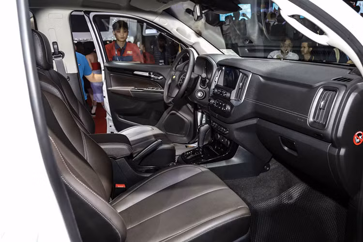 Trên phiên bản LTZ 4x4 cao cấp nhất, mẫu xe này được hãng xe Chevrolet trang bị sẵn khá nhiều công nghệ hấp dẫn như gạt mưa cùng điều hòa tự động, dàn âm thanh 7 loa, hệ thống cảnh báo điểm mù, cảnh báo xe vượt, cảnh báo va chạm, cảnh báo chuyển làn... Mọi phiên bản của xe đều được trang bị 3 túi khí, ABS, EBD, hệ thống ổn định điện tử, hệ thống hỗ trợ leo dốc và đổ đèo...