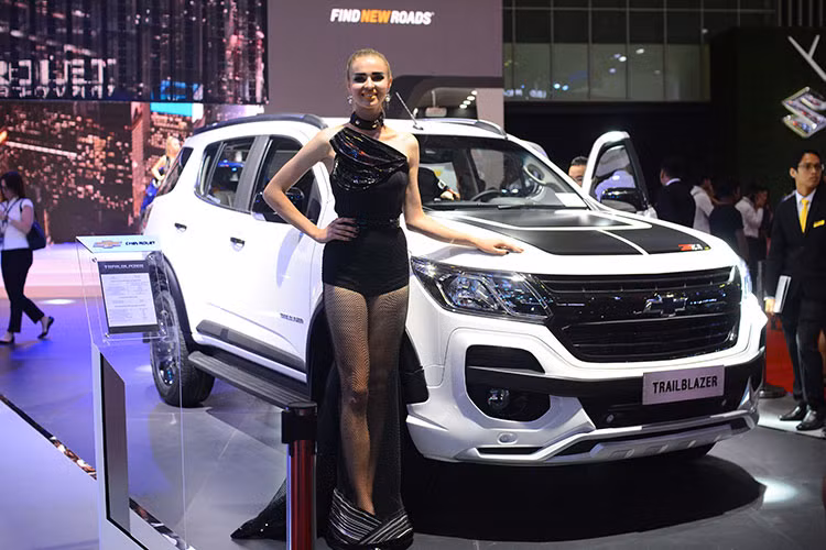 Được bán ở khá nhiều quốc gia đang phát triển từ năm 2012, Chevrolet Trailblazer 2017 mới là một mẫu SUV hạng trung dựa trên cơ sở chassis và động cơ của mẫu bán tải quen thuộc Chevrolet Colorado. Tại thị trường Việt Nam và Thế giới, nó sẽ cạnh tranh với các mẫu SUV dựa trên bán tải khác như Ford Everest, Toyota Fortuner hay Isuzu D-Max.