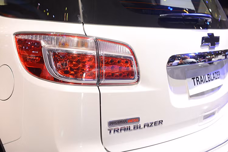 Phía sau Trailblazer sở hữu đèn hậu dạng LED, thiết kế cửa sau đơn giản và bổ sung đèn báo hiệu ở cản sau. Phiên bản Trailblazer được đưa về Việt Nam sở hữu màu sơn trắng với họa tiết đen trên ca-pô, gương chiếu hậu cũng như nẹp cửa xe được thiết kế với màu đen trên nền trắng.