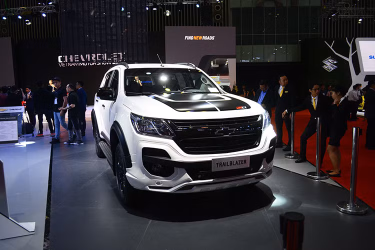 Ra mắt tại triển làm ôtô VMS 2017, Chevrolet tại Việt Nam hiện vẫn chưa công bố chính thức giá bán chính thức cho chiếc SUV Trailblazer 2017, các khách hàng muốn sở hữu chiếc xe này chắc phải chờ đợi vào thời gian sắp tới. Tại Thái Lan, giá khởi điểm của Trailblazer bắt đầu từ 1,244 triệu Baht (tương đương 799 triệu đồng) và đạt tới 1,479 triệu Baht cho bản cao nhất (950 triệu đồng).