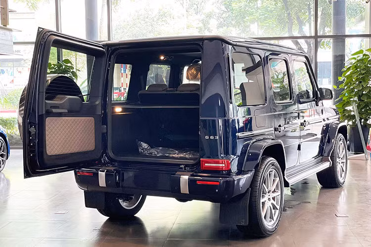 Xe được trang bị động cơ xăng V8 tăng áp kép, dung tích 4.0 lít, sản sinh công suất tối đa 577 mã lực tại 6.000 vòng/phút và mô-men xoắn cực đại 850 Nm tại dải tua 2.500 - 3.500 vòng/phút. Hộp số tự động AMG Speedshift Plus 9 cấp, giúp xe có khả năng tăng tốc từ 0-100 km/h chỉ trong 4,5 giây trước khi đạt vận tốc tối đa 220 km/h.