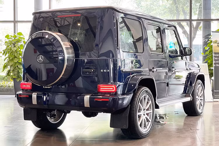 Mức giá này bao gồm các loại thuế nhưng chưa tính chi phí lăn bánh và lệ phí trước bạ. Đây là con số hấp dẫn, thậm chí thấp hơn cả những chiếc xe đã qua sử dụng trên thị trường. Những chiếc Mercedes-AMG G63 giảm giá mạnh đợt này có ngoại thất màu đen, nội thất tông đen cùng các trang bị tiêu chuẩn. 