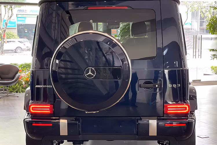 Được mệnh danh “vua địa hình” tính năng off-road không thể bỏ qua, Mercedes-AMG G63 được trang bị 3 chế độ off-road: Sand, Trail và Rock, 3 bộ khóa vi sai cùng tỉ số truyền cấp số chậm được cải thiện thành 2.93:1 so với 2.10:1 như trước nhằm cung cấp nhiều sức kéo hơn đến các bánh xe khi đi đường xấu.