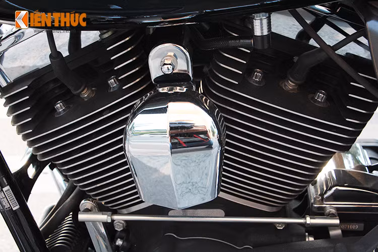 Streed Glide sở hữu động cơ Twin Cam 103 dung tích xi-lanh 1.690 phân khối làm mát bằng gió cùng hệ thống phun xăng điện tử ESPFI thế hệ mới.