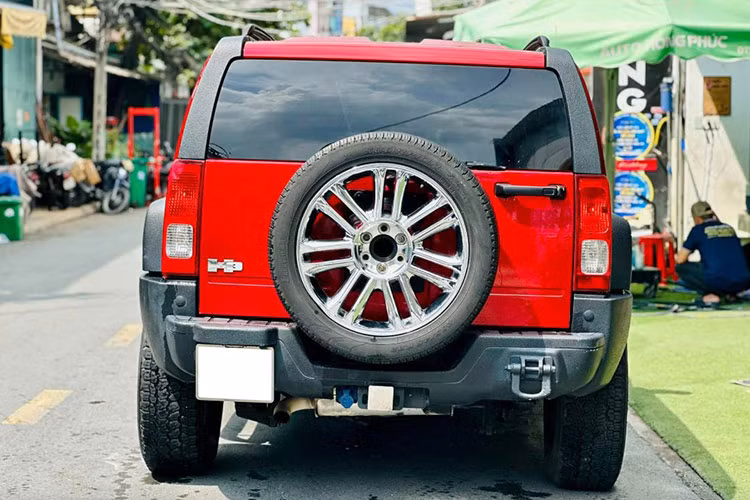 Mặc dù vậy, tại Việt Nam, Hummer H3 không phải là dòng xe phổ biến do kích thước đồ sộ và mức tiêu thụ nhiên liệu "khủng" lên tới 20 lít/100 km đường hỗn hợp. Đây chính là lý do khiến dòng xe này chỉ phù hợp với những người đam mê xe độc và chấp nhận mức chi phí vận hành cao. 