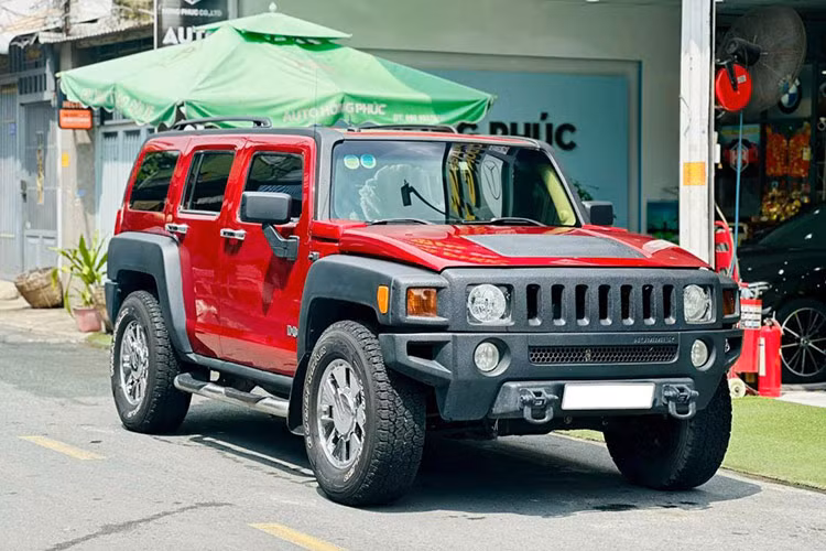 Hummer - thương hiệu SUV nổi tiếng của Mỹ từ lâu đã được biết đến như biểu tượng của sự giàu có và quyền lực. Những mẫu xe thuộc thương hiệu này dù đã qua sử dụng vẫn nhận được sự chú ý lớn từ cộng đồng yêu xe và chiếc Hummer H3 đời 2005 trong bài viết này là một ví dụ.