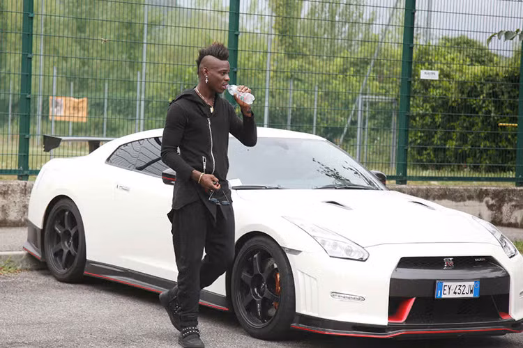 Và trong số những siêu xe của mình, Balotelli cũng đã từng sở hữu siêu xe đền từ nước Nhật này và cũng thật may mắn cho siêu xe này là nó không được "siêu quậy" quá quan tâm trang trí, hay "gặp hạn"...