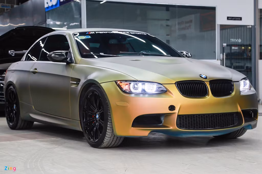 Chiếc BMW M3 E93 Convertible đã 10 năm tuổi và hiệu suất yếu đi phần nào. Chủ nhân của chiếc xe đã quyết định tìm đến một garage có tiếng tại TP.HCM để độ động cơ siêu nạp (supercharge), nâng cấp sức mạnh cho xe.