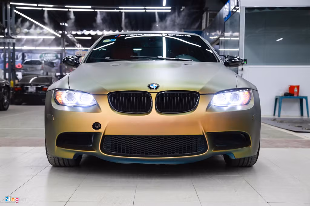 Nắp capo mới được đặt hàng từ BMW, có phần gù lớn ở giữa để có thể đặt vừa khối động cơ to hơn, đồng thời cũng có thêm các khe hút gió để đảm bảo khả năng tản nhiệt.