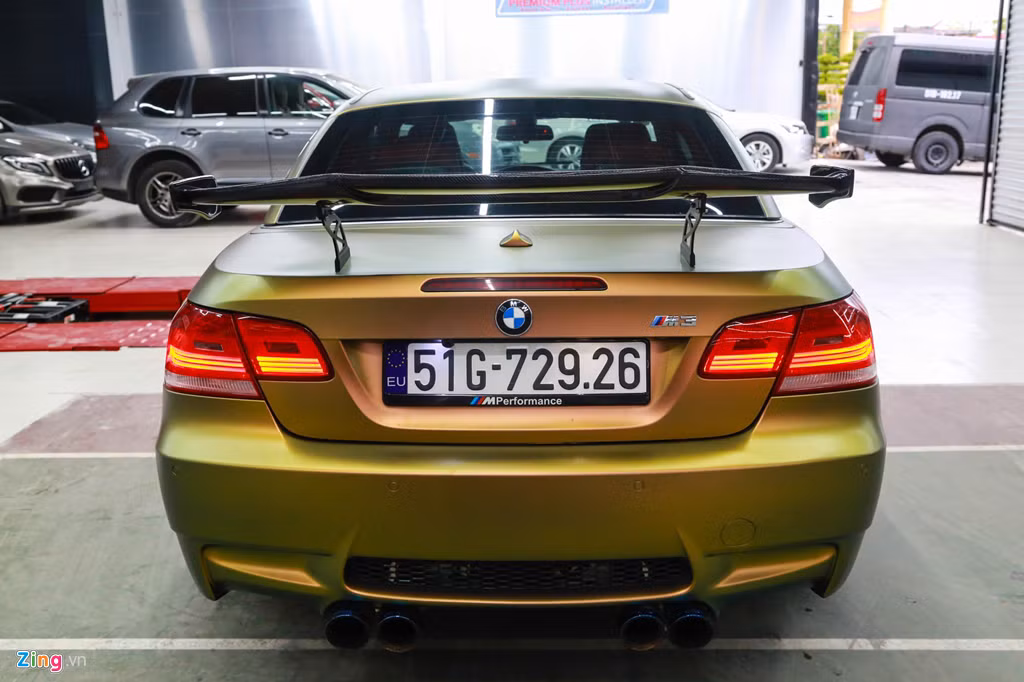 Như vậy chiếc BMW M3 E93 mui trần này có đến 3 đường gió, cùng với 2 đường sẵn có, đảm bảo khả năng nạp khí và tản nhiệt tốt nhất. Sau khi được nâng cấp động cơ, chiếc xe đã chạy thử nghiệm trên máy DynoJet, mức công suất đạt được là 500 mã lực. 