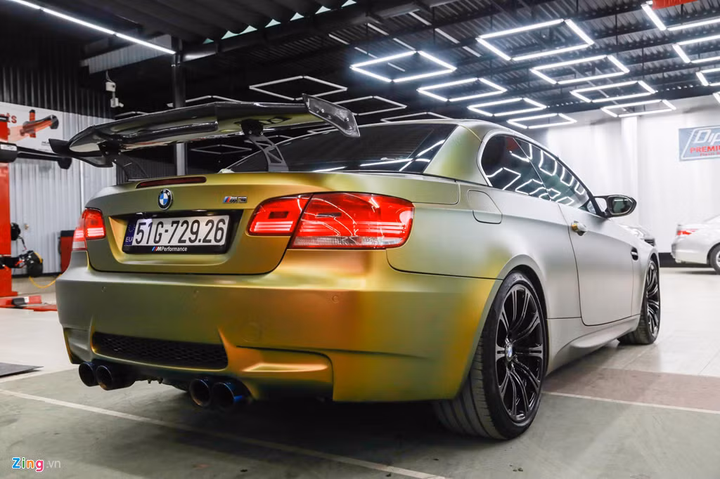 Chiếc BMW M3 E93 mui trần sở hữu màu sơn nhám tán sắc bắt mắt, cánh gió lớn phía sau sợi carbon. Mâm xe vẫn là loại nguyên bản. Hệ thống 4 ống xả titan cho âm thanh uy lực và thể hiện được sức mạnh của động cơ siêu nạp.