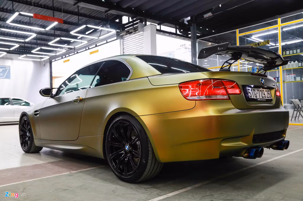 BMW M3 E93 nguyên bản sử dụng động cơ V8, dung tích 4.2L hút khí tự nhiên, công suất 414 mã lực tại vòng tua 8.300 vòng/phút và mô-men xoắn cực đại 400 Nm tại vòng tua 3.900 vòng/phút. Khả năng tăng tốc 0-100 km/h của xe là 3,9 giây.