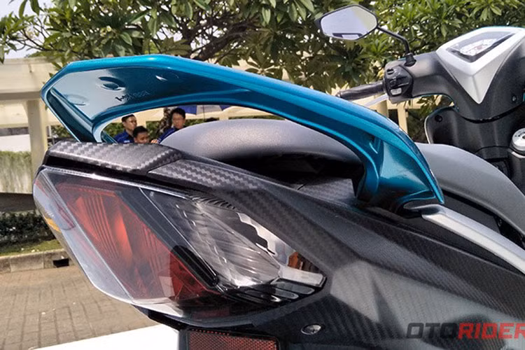 Các chi tiết khác của chiếc xe cũng được làm mới khá năng động như ốp nhựa giả carbon, tay xách mang màu sắc mới, cốp xe rộng hơn...