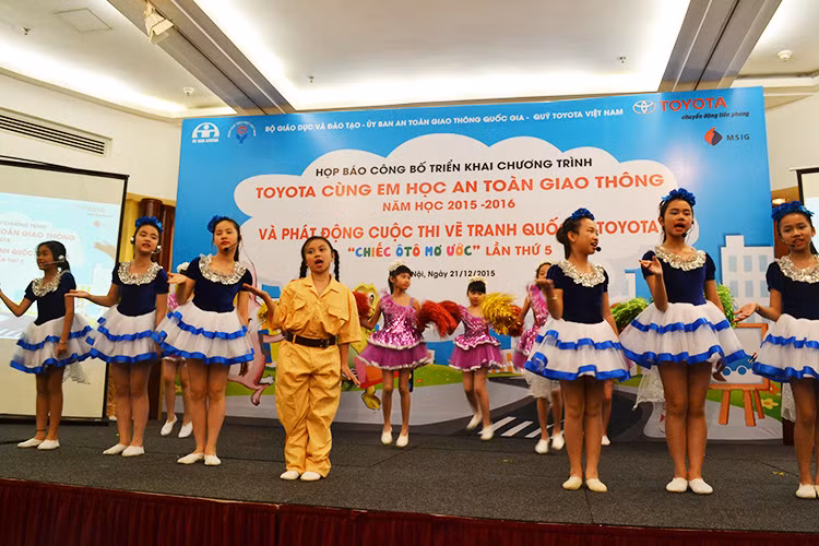 TMV phat dong cuoc thi ve tranh “Chiec oto mo uoc”