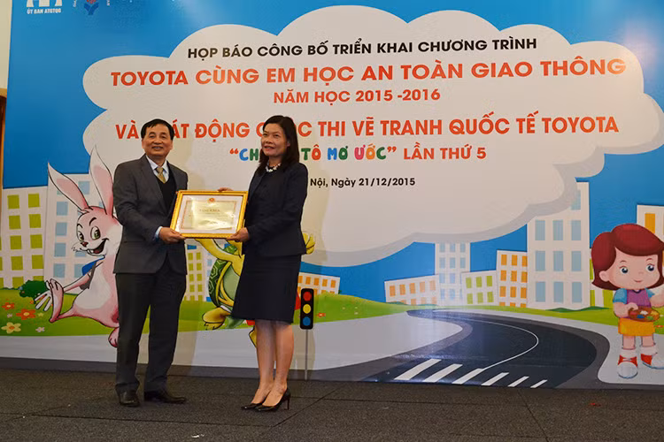 TMV phat dong cuoc thi ve tranh “Chiec oto mo uoc”-Hinh-3