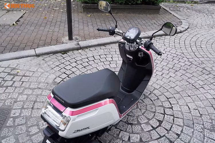"Trái tim" của mẫu xe tay ga Honda Dunk là khối động cơ xi-lanh đơn, 4 thì dung tích 49cc cho công suất tối đa 4,5 mã lực tại 8.000 vòng/phút và mô-men xoắn cực đại 4.1 Nm tại 6.000 vòng/phút. Mẫu scooter có mức tiêu thụ nhiên liệu khá tiết kiêm, chỉ khoảng 75,3km/ một lít xăng.