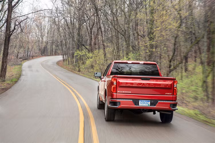 "Một trong những trọng tâm chính của Chevrolet khi phát triển Silverado thế hệ mới là mở rộng các tùy chọn động cơ", ông Tim Asoklis, kỹ sư trưởng của bộ phận phát triển Silverado 1500, phát biểu. "Với những động cơ hoàn toàn mới và nhiều bản trang bị hơn, chúng tôi có đủ Chevrolet Silverado 2019 cho mọi người, từ khách hàng mua xe bán tải lần đầu tiên đến lần thứ 10".