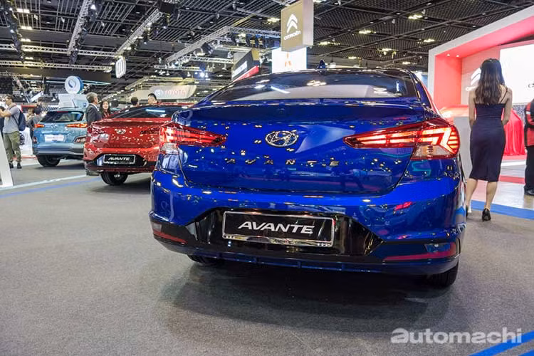 Chưa hết, vỏ đèn pha của mẫu sedan Hyundai Elantra 2019 giờ đây còn ăn sâu vào bên trong lưới tản nhiệt Cascading Grille mới thay vì nằm tách riêng như trước. Ngay cả đèn sương mù trước của Hyundai Elantra 2019 cũng được thiết kế hình tam giác và nằm bên cạnh hốc gió.