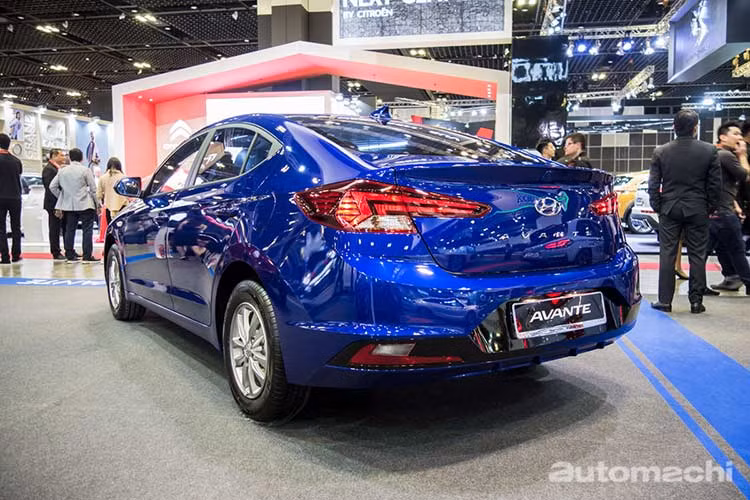 Dù ở bản trang bị nào, Hyundai Elantra 2019 cũng dùng động cơ xăng Dual CVVT 4 xi-lanh, hút khí tự nhiên, dung tích 1,6 lít, sản sinh công suất tối đa 128 mã lực và mô-men xoắn cực đại 155 Nm. Sức mạnh được truyền tới bánh thông qua hộp số 6 cấp. Động cơ này tiêu thụ lượng xăng trung bình 6,7 lít/100 km trên đường hỗn hợp.