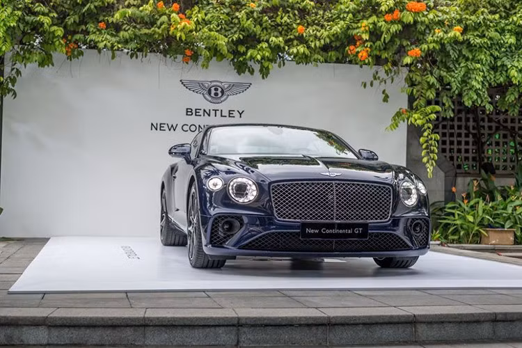 Sự có mặt của chiếc Bentley Continental GT 2018 đầu tiên tại Việt Nam đã làm đa dạng thêm bộ sưu tập siêu xe trong giới nhà giàu trong nước. Theo thống kê Việt Nam hiện có ít nhất không dưới 100 chiếc Bentley Continental GT các đời có giá từ vài tỷ đến hàng chục tỷ đồng.