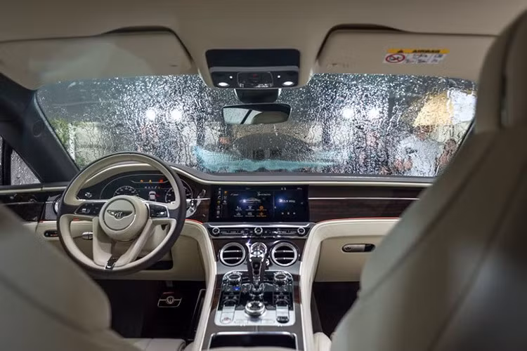 Bên trong khoang lái Bentley Continental GT đời 2018 đầu tiên về Việt Nam có nội thất bọc da màu đen, chiếc Coupe siêu sang này có đến 4 chỗ ngồi, trong đó, 2 hàng ghế sau tương đối chật so với người cao trên 1m68. Giữa 2 hàng ghế phía sau vẫn có hộc đựng đồ và 1 tủ lạnh mini nếu khách yêu cầu. Hệ thống giải trí trên xe chính là "rạp hát" NAIM cao cấp.