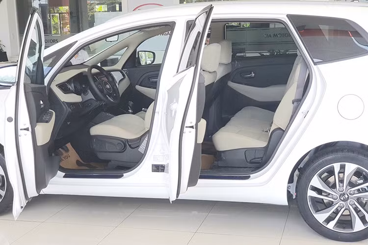 Bước vào bên trong, nội thất của mẫu xe 7 chỗ Kia Rondo mới không thay đổi về mặt thiết kế mà chỉ thêm những tiện ích cao cấp hơn và một số chi tiết trang bị bên trong. Tổng thể nội thất của Rondo vẫn duy trì nét hiện đại và sang trọng, đúng nghĩa một chiếc xe phục vụ cho nhu cầu gia đình. 