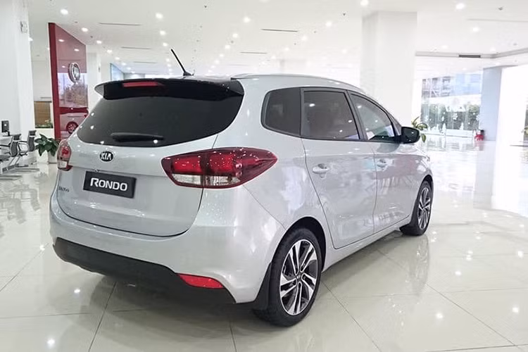 Rondo phiên bản MT cũng được trang bị hệ thống an toàn với 2 phanh trước và sau đều dạng đĩa. Hỗ trợ cho 2 phanh này là 2 công nghệ tiêu chuẩn ABS, EBD. Xe cũng được trang bị camera lùi để tăng góc quan sát khi lùi xe nhưng là tuỳ chon cho khách hàng cần mua thêm. Ngoài ra, 2 túi khí cũng hỗ hỗ trợ tối đa an toàn cho người dùng.