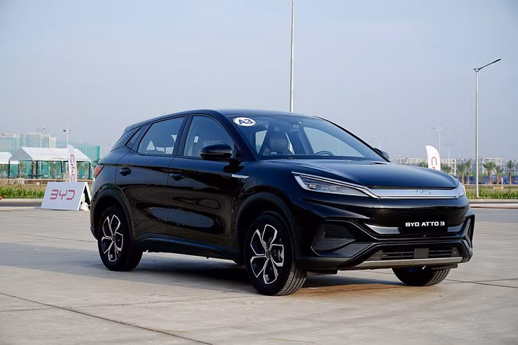 Cả ba dòng xe BYD tại Việt Nam góp mặt trong sự kiện đều được trang bị công nghệ pin lưỡi dao an toàn, nền tảng e-Platform 3.0 mới nhất, hệ thống máy nén nhiệt hiệu suất cao và điểm nhấn nội thất từ màn hình cảm ứng trung tâm 15,6 inch có thể xoay linh hoạt.