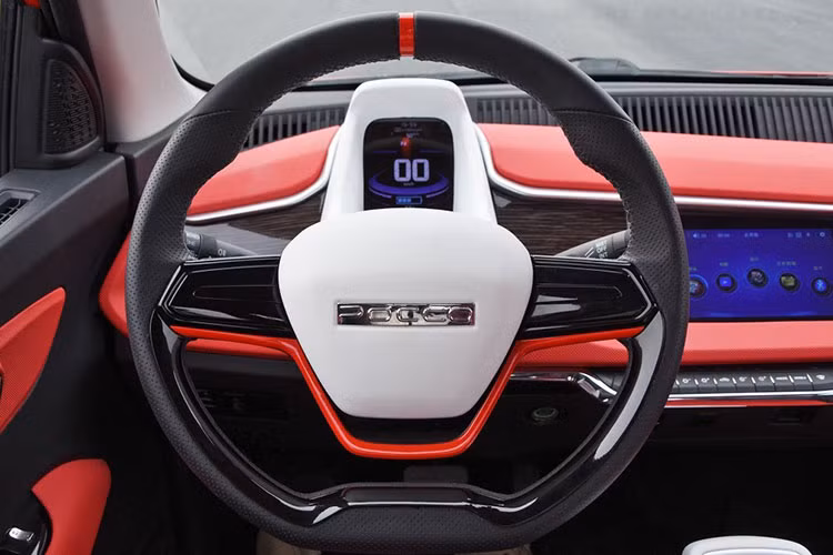 Về trang bị, xe có vô lăng 3 chấu và màn hình LCD phía sau, đóng vai trò như bảng đồng hồ kỹ thuật số, màn hình thông tin giải trí nằm chìm vào mặt táp-lô, dãy nút bấm cơ học bên dưới được bao quanh bằng viền màu bạc và núm xoay chuyển số trên bệ tì tay trung tâm. Ngoài ra, xe còn có thêm hệ thống phát hiện điểm mù.