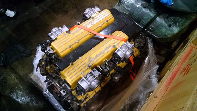 Người đàn ông rao bán siêu xe Murcielago LP640 "đồng nát" này còn cho lên sàn khối động cơ V12, dung tích 6,5 lít với mức giá 24.750 USD (tương đương 565 triệu đồng). "Trái tim" này được cho đã lăn bánh khoảng 6.737 miles tương đương 10.842 km.