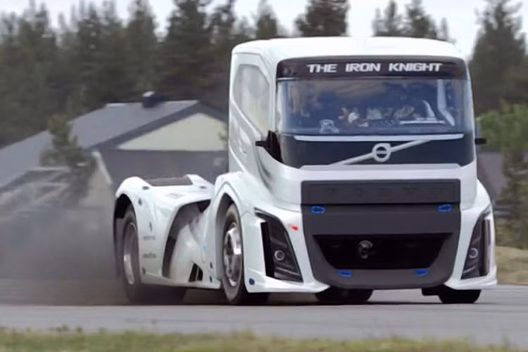 Còn với mẫu Iron Knight phiên bàn mới nhất này, hãng xe Volvo đang kỳ vọng nó sẽ xô đổ hàng loạt những kỷ lục về tốc độ của dòng xe tải hạng nặng mà những "người anh em" trước đây của nó đã từng tạo nên.