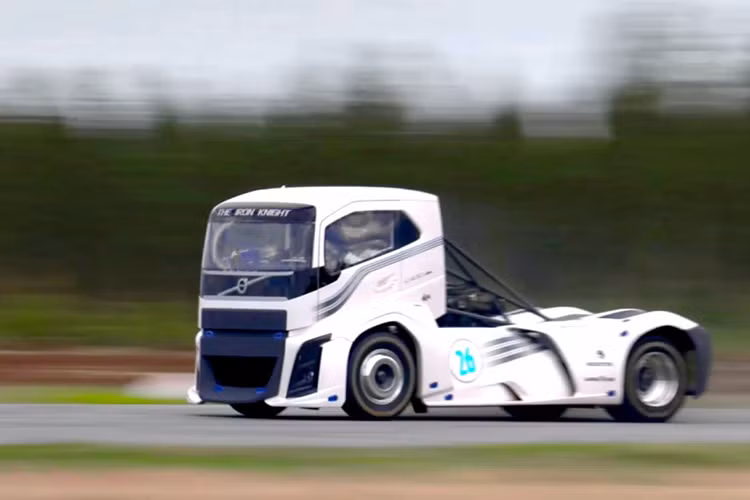 Ngoài ra, chiếc hybrid Mean Grean (trang bị động cơ diesel 1.800 mã lực và mô tơ điện 300 mã lực) – mẫu xe từng xô đổ tất cả kỷ lục của dòng xe tải hybrid vào năm 2011 khi đạt vận tốc trung bình 152,2 km/h trong bài thi 1.000m và 115,4 km/h trong bài thi 500m.