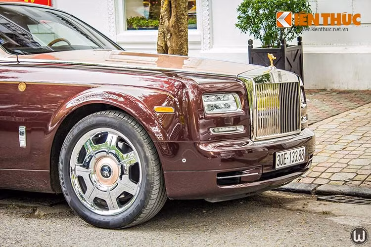 Biểu tượng mascot Spirit of Ecstasy và logo Rolls-Royce nằm trên lưới tản nhiệt của xe đều được mạ vàng 24K, tạo cho xe một vẻ đẹp cực kỳ cao cấp và sang trọng. Trên bệ cửa, tên gọi phiên bản Lửa Thiêng và bộ sưu tập Đông Sơn được khảm chìm trên bề mặt bằng chất liệu crom.