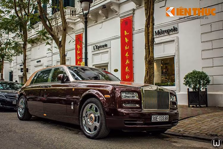 Trước phiên bản Lửa Thiêng, chiếc Phantom bản Mặt trời phương Đông trị giá hơn 40 tỷ đồng được cho là đắt nhất Việt Nam - nhưng đến nay nó đã bị truất ngôi khi Rolls-Royce Phantom Lửa Thiêng có mức giá lên đến 51 tỷ đồng. 