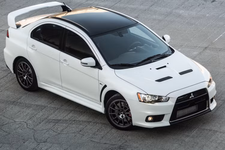Có 1.600 chiếc Mitsubishi Lancer Evolution Final Edition được trang bị nóc xe bằng nhôm màu đen cùng màu với cản trước và hốc gió trên nắp capô. Bên cạnh đó, Mitsubishi Lancer Evolution Final Edition được trang bị đèn pha Bi-Xenon HID.