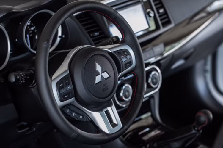 Mitsubishi Lancer Evolution Final Edition được trang bị hệ thống an toàn gồm 7 túi khí, hệ thống cân bằng điện tử, kiểm soát lực kéo...