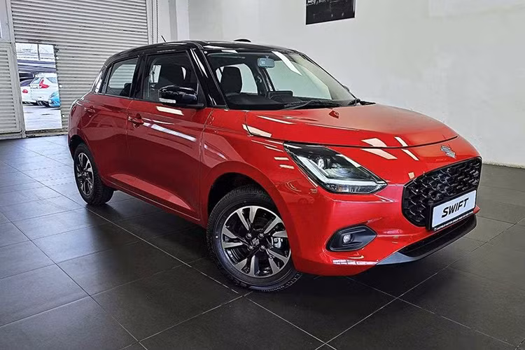 Tương tự kích thước, thiết kế ngoại thất của xe cũng chỉ được điều chỉnh nhẹ. Hãng Suzuki đã bổ sung lưới tản nhiệt, cụm đèn pha LED tích dải đèn LED định vị ban ngày hình chữ "L", cản trước/sau, vành 16 inch và đèn hậu mới cho xe. Ngoài ra, tay nắm cửa sau cũng đã được chuyển từ cột C xuống cửa.