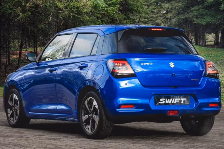 Thứ hai là hệ truyền động mild hybrid với động cơ xăng như trên, đi kèm mô-tơ điện mạnh 3,1 mã lực/60 Nm và pin lithium-ion 3Ah. Động cơ đồng hành cùng hộp số sàn 5 cấp hoặc hộp số biến thiên vô cấp CVT. Cả hai phiên bản máy xăng và mild hybrid của xe đều có hệ dẫn động 1 cầu hoặc 2 cầu. 