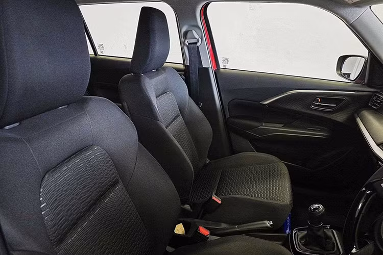 Tại thị trường Nhật Bản, xe có gói tính năng an toàn chủ động Suzuki Safety Support với hệ thống kiểm soát hành trình thích ứng, hỗ trợ giữ làn đường, cảnh báo điểm mù, cảnh báo phương tiện cắt ngang khi lùi, kiểm soát chân ga khi tiến/lùi và đèn pha tự động thích ứng.