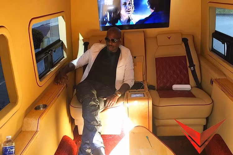 Đây chính là chiếc xe của nam diễn viên trong phim Fast &amp; Furious kiêm ca sĩ dòng nhạc R&amp;B Tyrese Gibson, anh đã mượn tay hãng độ đình đám Lexani Motorcars để biến chiếc Cadillac Escalade của mình thành “chuyên cơ mặt đất” có một không hai.
