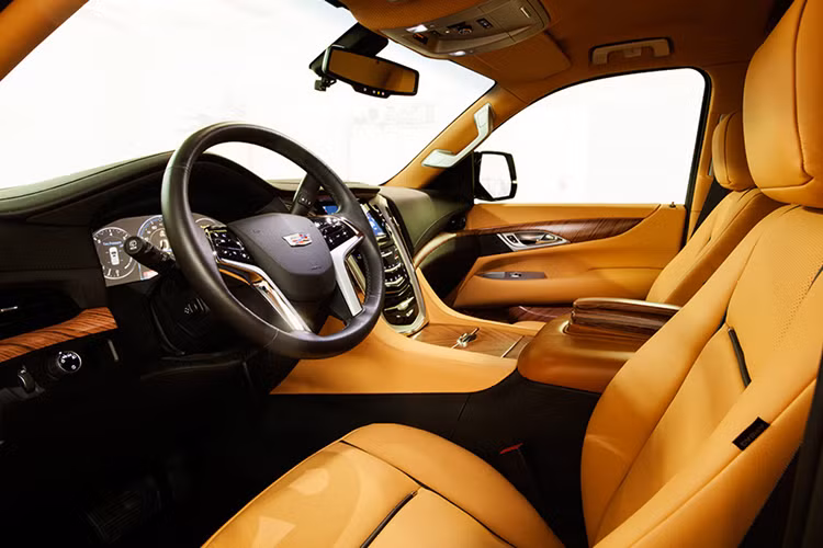 Hãng độ xe Lexani Motorcars nổi tiếng đặt trụ sở tại bang California, Mỹ, đã quyết định dùng trắng và đen làm hai tông màu chủ đạo cho chiếc SUV hạng sang cỡ lớn Cadillac Escalade làm tăng thêm độ sang trọng cho chiếc SUV hạng sang cỡ lớn của anh chàng Tyrese Gibson.