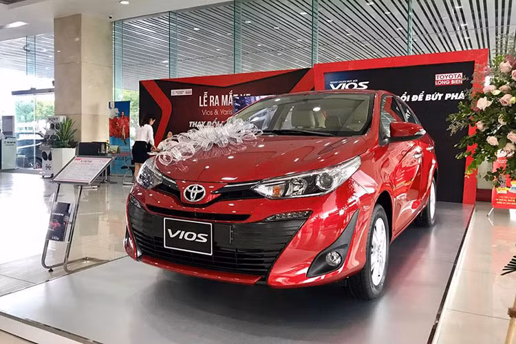 Trong khi đó, vị trí thứ 3 của 10 mẫu xe bán chạy nhất tháng 3 không có nhiều bất ngờ khi thuộc về mẫu sedan hạng B – Toyota Vios khi bán được tới 1.971 xe, tăng gấp 3 lần so với tháng 2. Dù có bản nâng cấp mới, nhưng trong 3 tháng gần đây, Toyota Vios không còn là mẫu xe bán chạy nhất tháng. Lý do Toyota Vios sụt giảm, là do sức ép từ đối thủ Hyundai Accent và Honda City đang khá cạnh tranh.