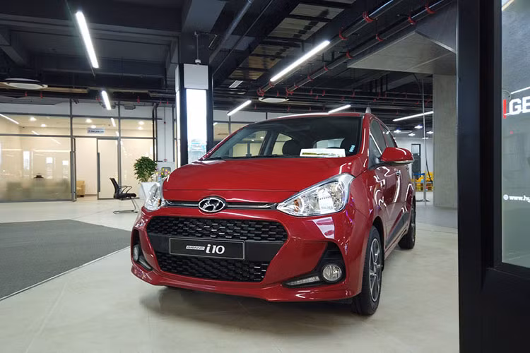 Bám sát nút doanh số của Vinfast Fadil cũng là một mẫu xe cỡ nhỏ khác đến từ Hàn Quốc - Hyundai Grand i10 với 1.293 xe được bàn giao đến tay khách hàng, nâng tổng doanh số trong 3 tháng đầu năm lên 3.199 xe.
